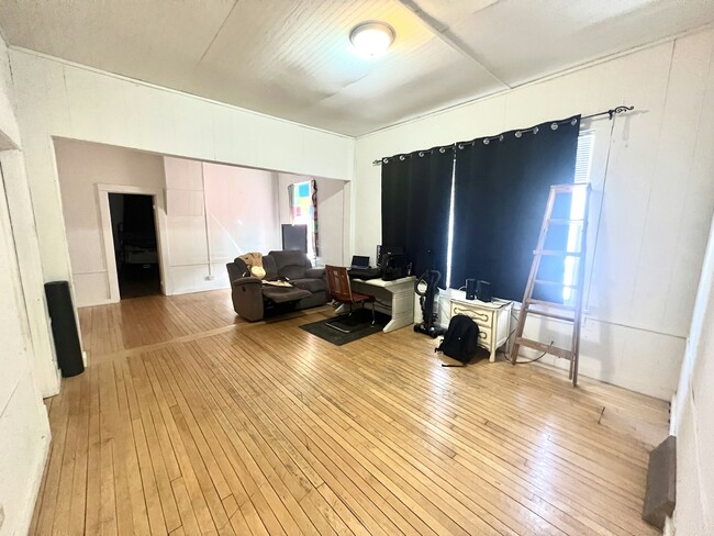 property at 1121 Summit St