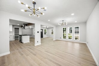 4626 Holly St in Bellaire, TX - Foto de edificio - Building Photo