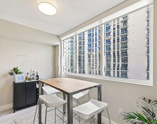 253 NE 2nd St, Unit 2202 in Miami, FL - Building Photo - Building Photo