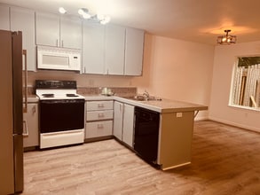 2125 Hamilton Ave in North Bend, OR - Foto de edificio - Building Photo