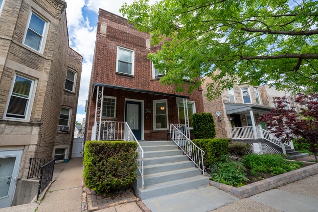 property at 1460 W Foster Ave