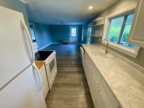 1106 Highland Ave, Unit 2 in South Portland, ME - Foto de edificio - Building Photo