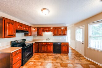 1904 Leafwood Cir in Mc Calla, AL - Building Photo - Building Photo