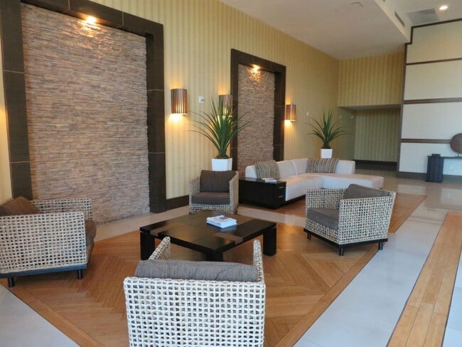 4242 NW 2nd St, Unit 1507 in Miami, FL - Foto de edificio - Building Photo