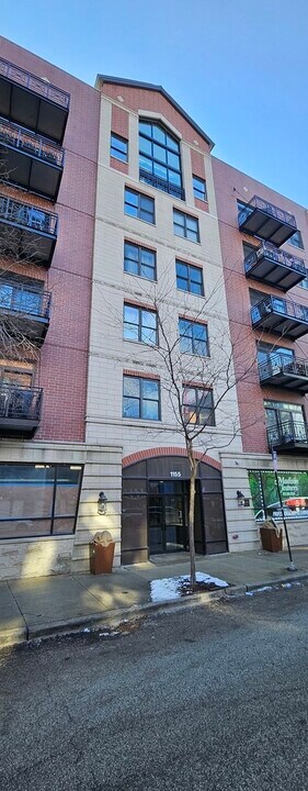 1155 W Madison St in Chicago, IL - Building Photo