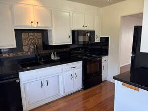 137 E Garden Green in Port Hueneme, CA - Building Photo - Building Photo