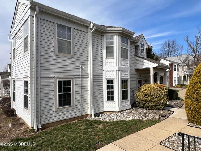 48 Tulip Ln in Freehold, NJ - Foto de edificio - Building Photo