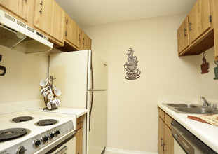 Sunlake Apartments in Kenner, LA - Building Photo - Interior Photo