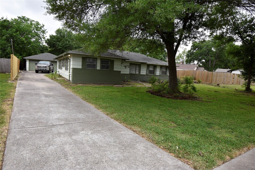 1706 Oaks Dr in Pasadena, TX - Building Photo