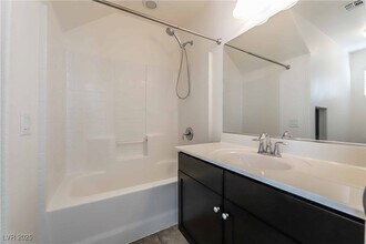 1525 Spiced Wine Ave in Henderson, NV - Building Photo - Building Photo