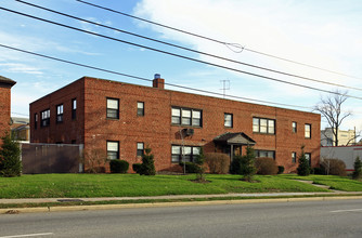 2075-2095 Warrensville Center Rd in Cleveland, OH - Foto de edificio - Building Photo