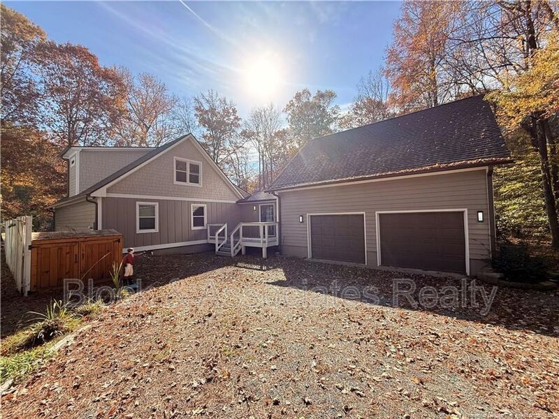 1610 N Stonegate Dr in Sanford, NC - Foto de edificio