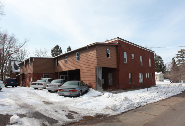 1302 6th St E in Menomonie, WI - Foto de edificio - Building Photo