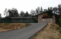 Village Apartments in Fallbrook, CA - Foto de edificio - Building Photo