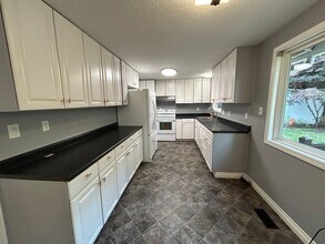 8637 SW 35th Ave in Portland, OR - Building Photo - Building Photo