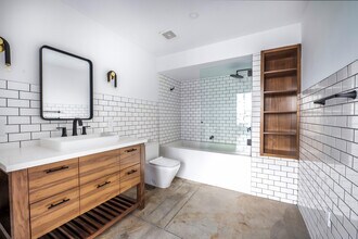 130 S Hewitt St, Unit 22 in Los Angeles, CA - Building Photo - Building Photo