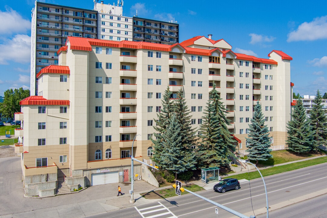 Laureate Place in Calgary, AB - Building Photo