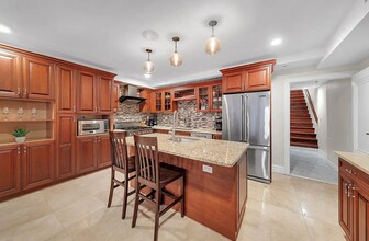 32 E 74th St, Unit 1 in New York, NY - Building Photo - Building Photo