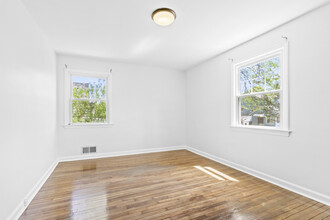 132 Stuyvesant Rd in Teaneck, NJ - Building Photo - Building Photo