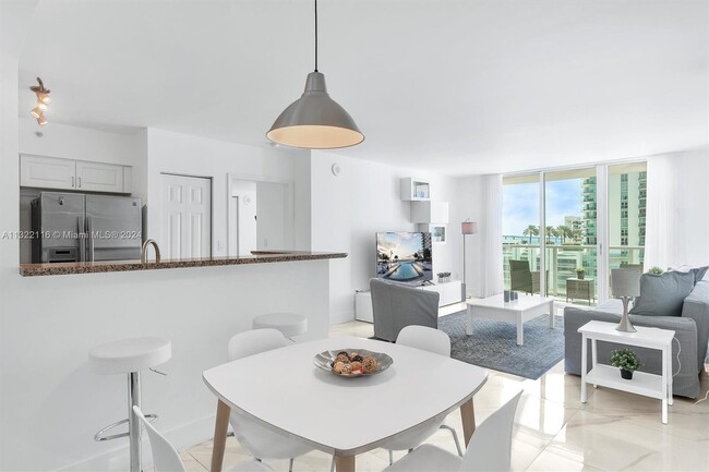 1155 Brickell Bay Dr in Miami, FL - Foto de edificio - Building Photo