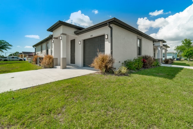 809 Agnes Ave in Lehigh Acres, FL - Building Photo - Building Photo
