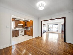 243 N Berendo St in Los Angeles, CA - Foto de edificio - Building Photo