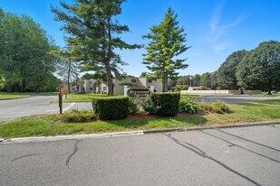 402 Twin Circle Dr in South Windsor, CT - Building Photo