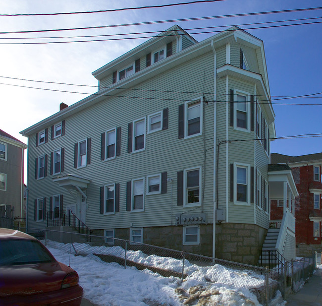 55-57 Tecumseh St in Fall River, MA - Foto de edificio - Building Photo