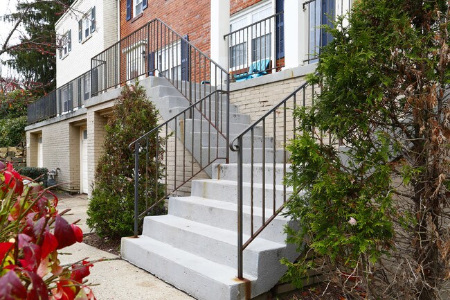 Rossview Heights Townhomes in Pittsburgh, PA - Foto de edificio - Building Photo