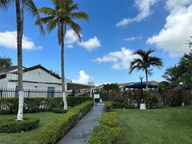 9435 Fontainebleau Blvd in Miami, FL - Building Photo