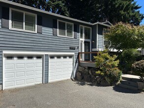 12818 97th Ave NE in Kirkland, WA - Foto de edificio - Building Photo