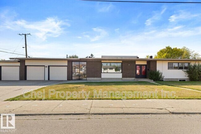 8007-8128 128 Ave NW in Edmonton, AB - Building Photo - Building Photo