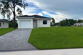 729 Lamar St E in Lehigh Acres, FL - Foto de edificio - Building Photo
