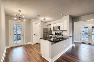 5909 Lago Vista Way in Lago Vista, TX - Foto de edificio - Building Photo