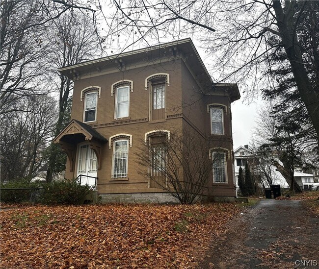 1326 Madison St in Syracuse, NY - Building Photo - Building Photo