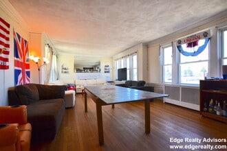 28 Manet Rd, Unit 2 in Newton, MA - Foto de edificio - Building Photo