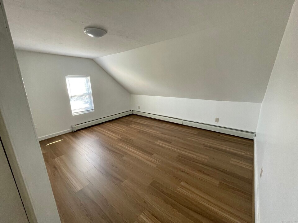 23 Kimberly Ave in West Haven, CT - Building Photo