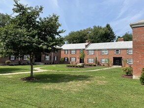 Berkshire Apartments in Louisville, KY - Building Photo - Building Photo