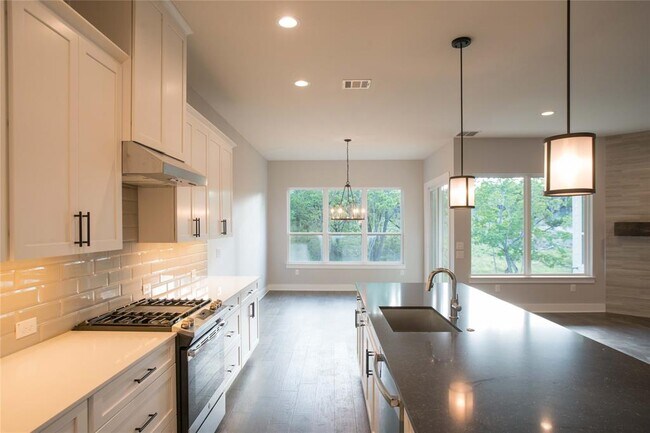3022 Sunridge Dr in Austin, TX - Building Photo - Building Photo