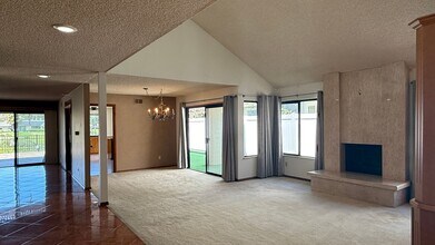 1610 Via La Plaza in San Marcos, CA - Building Photo - Building Photo
