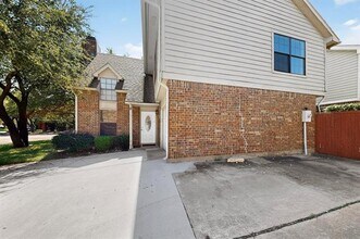 100 Shinoak Valley in Irving, TX - Building Photo - Building Photo