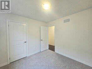 31 Phoenix Blvd in Barrie, ON - Building Photo - Building Photo