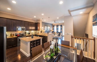 Perry Row in Dallas, TX - Foto de edificio - Building Photo