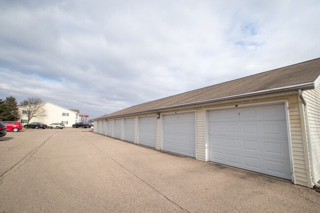 Stoneridge Apartments in Beaver Dam, WI - Building Photo - Building Photo