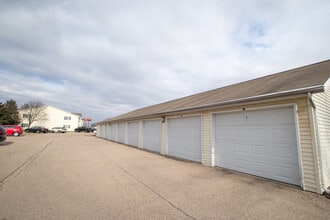 Stoneridge Apartments in Beaver Dam, WI - Foto de edificio - Building Photo