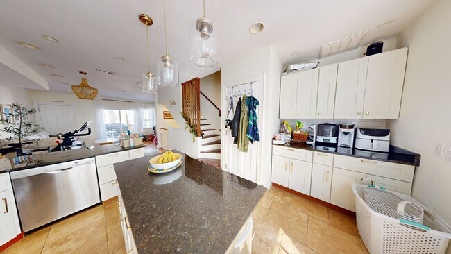 276 Bowen St in Boston, MA - Building Photo - Building Photo