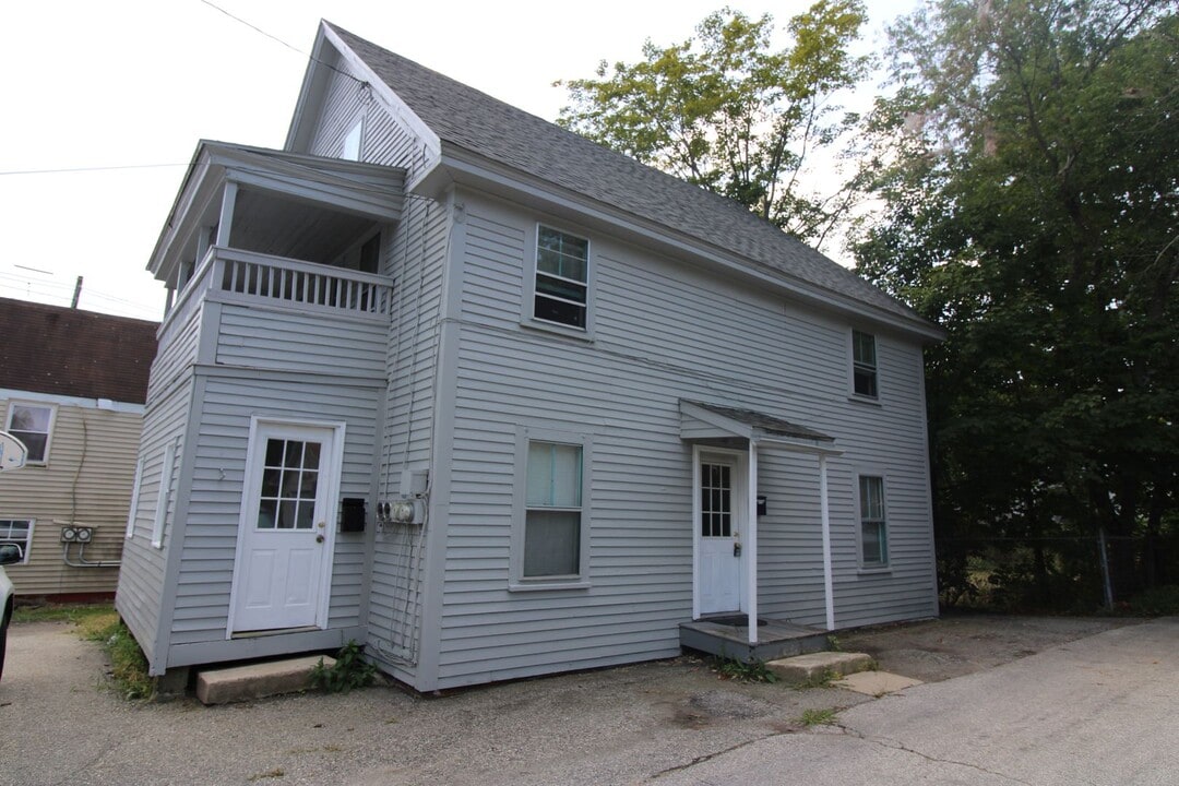 6 Smith Ct in Farmington, NH - Building Photo