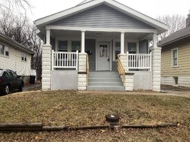 703 W Hanssler Pl in Peoria, IL - Building Photo