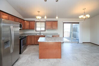 320 Vernon Dr, Unit 3 in Harrisburg, SD - Building Photo - Building Photo