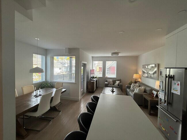 242 4th St W in North Vancouver, BC - Building Photo - Building Photo